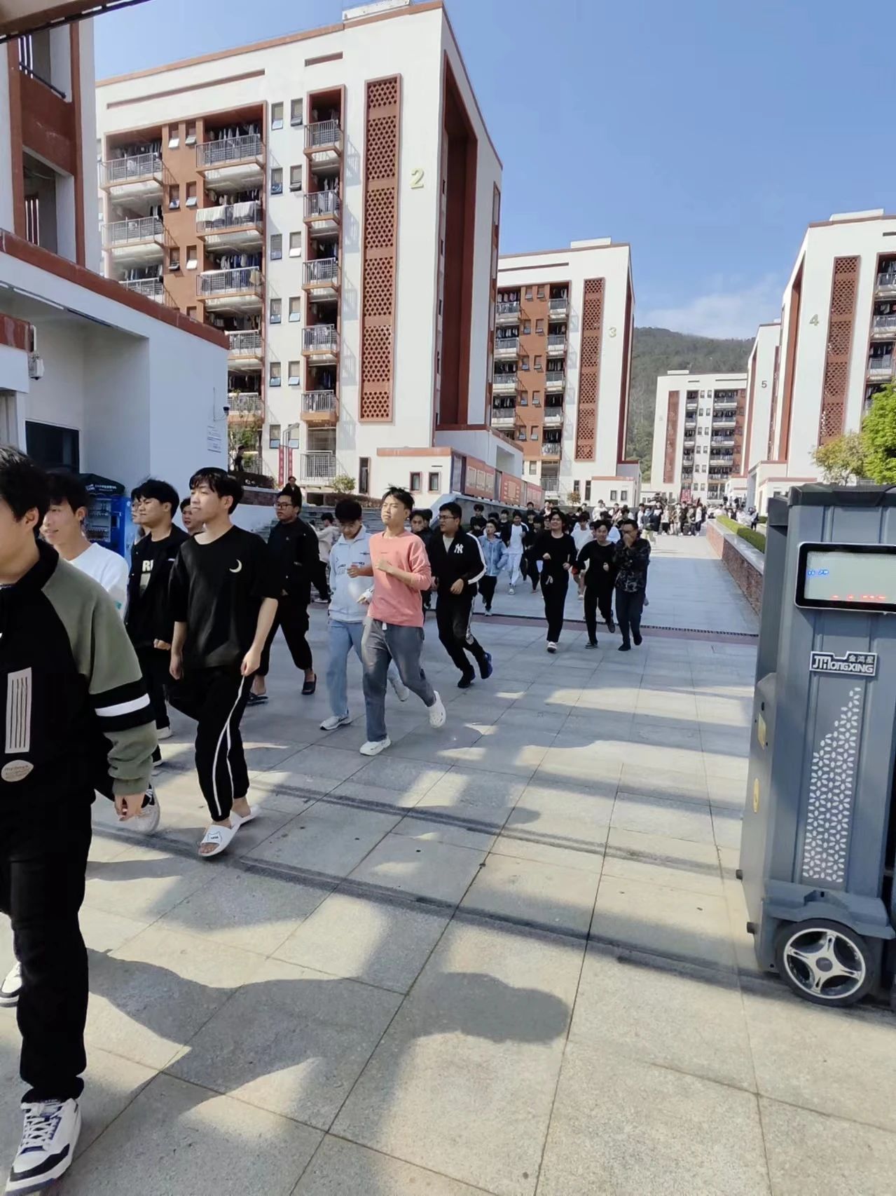 “火”速行动 防患未“燃”|| 信息工程系组织参加学院火灾疏散逃生演练