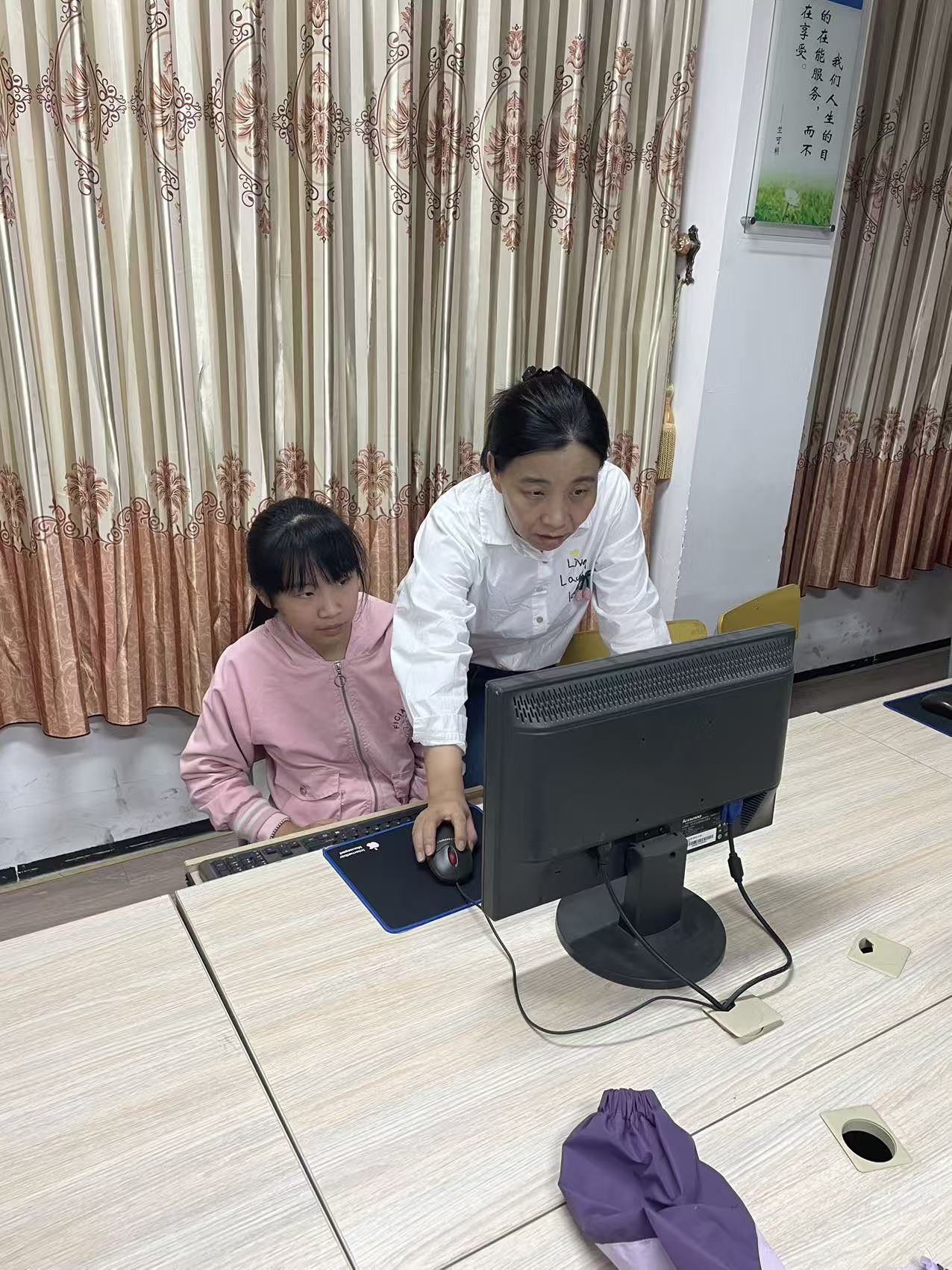 Scratch编程教学走进枫林小学：从“语言认知”到“动作实践”高校师生带枫林学子解锁编程世界