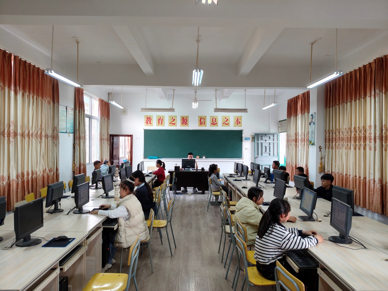 Scratch编程教学走进枫林...