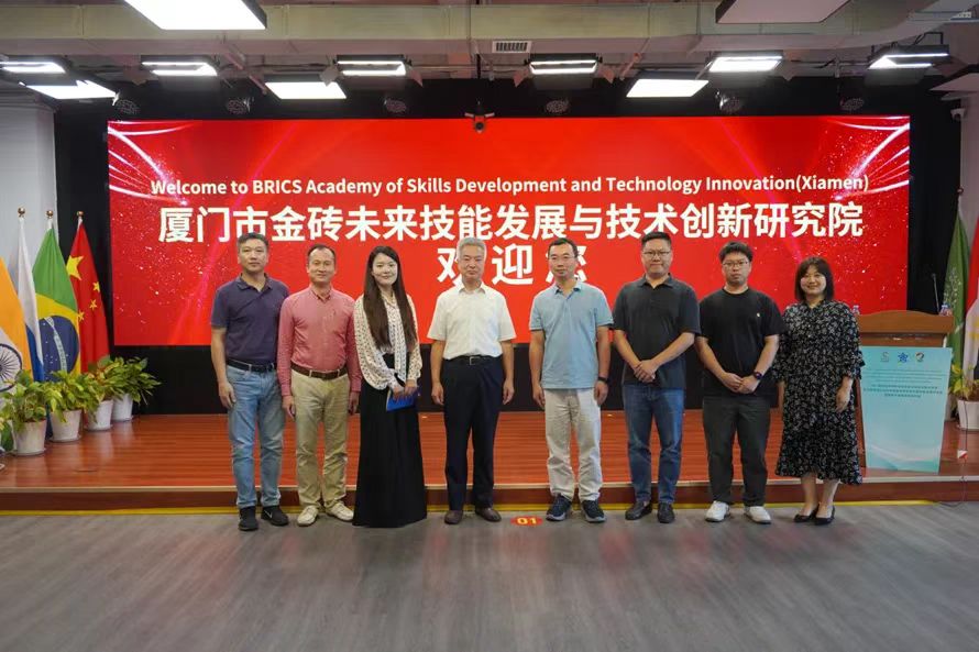 湄洲湾职业技术学院信息工程系党总支副书记郑健一行参观金砖未来研究院