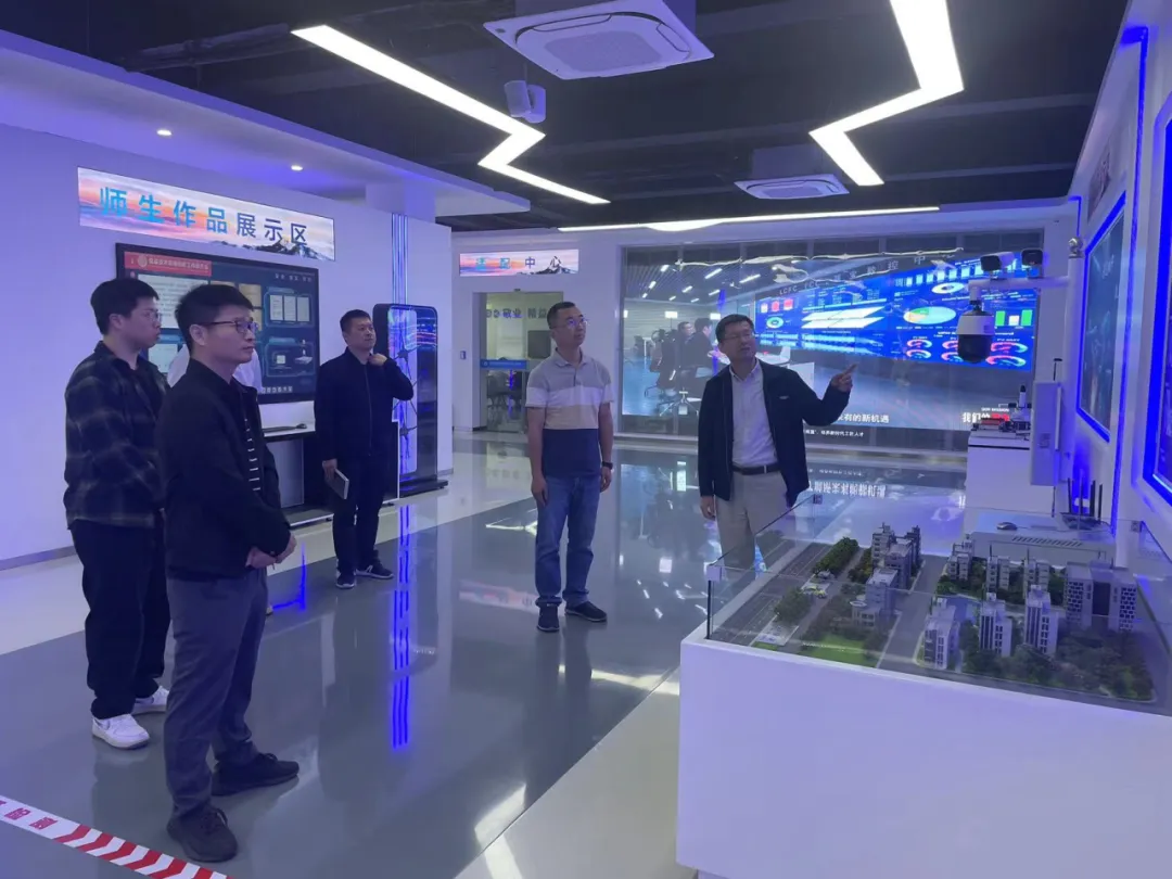 信息工程系党总支副书记郑健带队参观杭州职业技术学院和企业，深入开展经验交流 