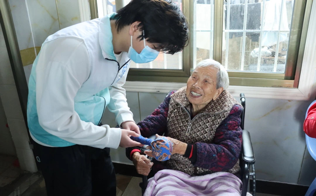 智暖银龄，情满三月|信息工程系师生用爱诠释雷锋精神