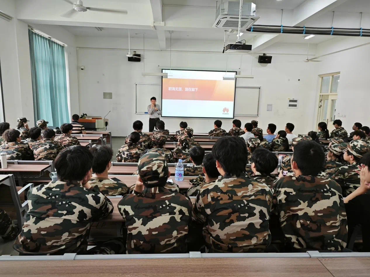 信息工程系组织开展2024级软件技术专业新生专业介绍讲座