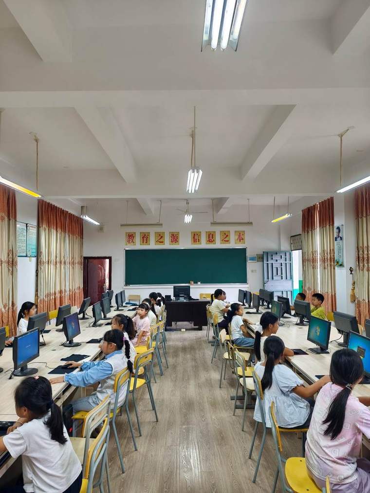 孩子们在机位上尝试让角色按指定路线移动