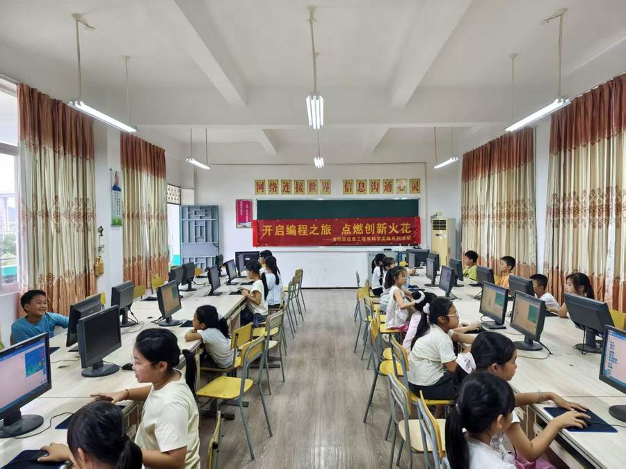 机房内学生专注调试自己的脚本