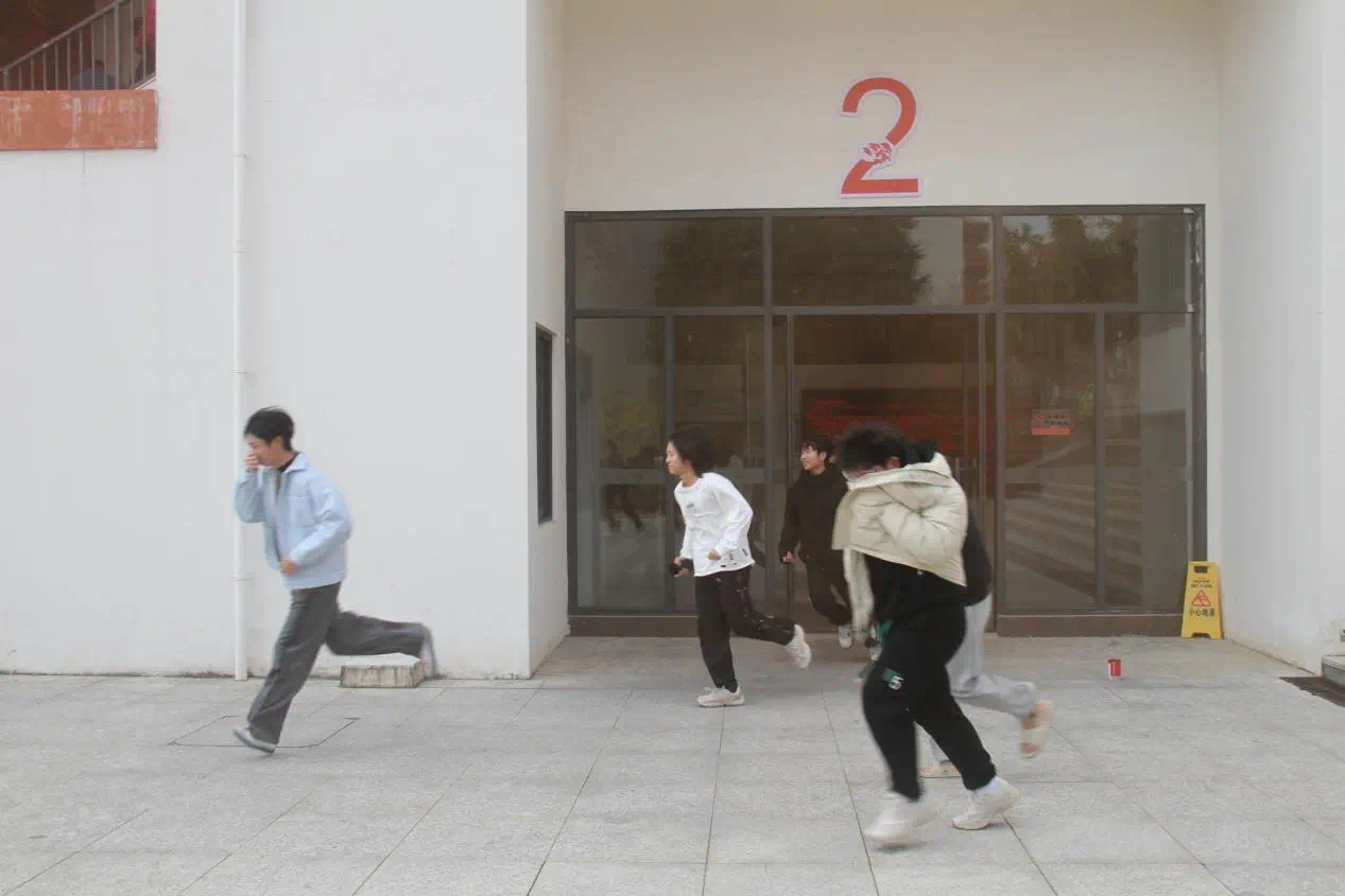 校园安全无小事，地震逃生演练筑牢生命防线——信息工程系开展地震逃生演练