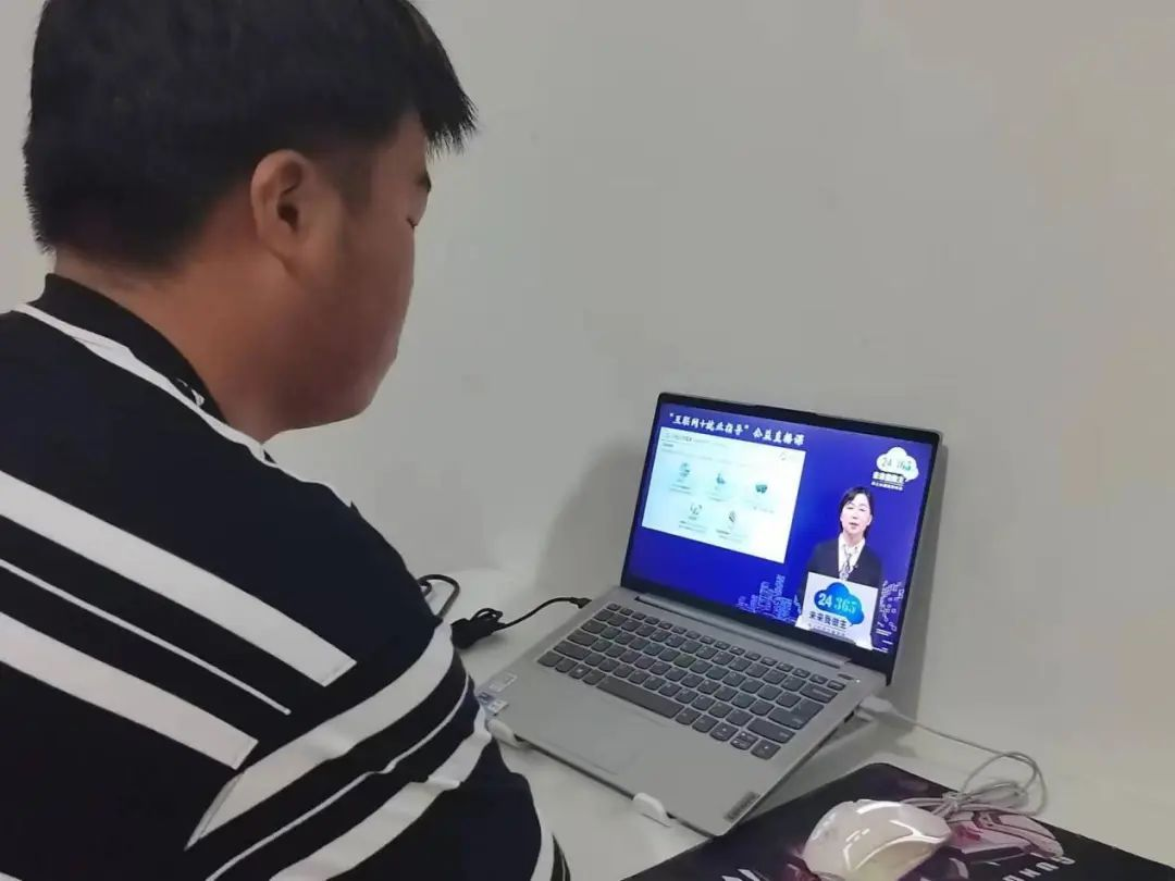 探索信息通信行业，了解未来就业机会——信息工程系组织观看“互联网+就业指导”公益直播课