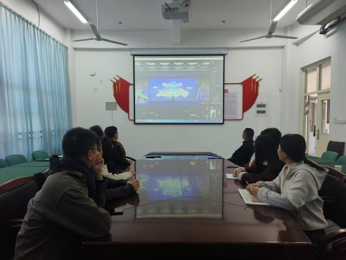 “消” 弭隐患，“防”筑校园——信息工程系开展安全消防课